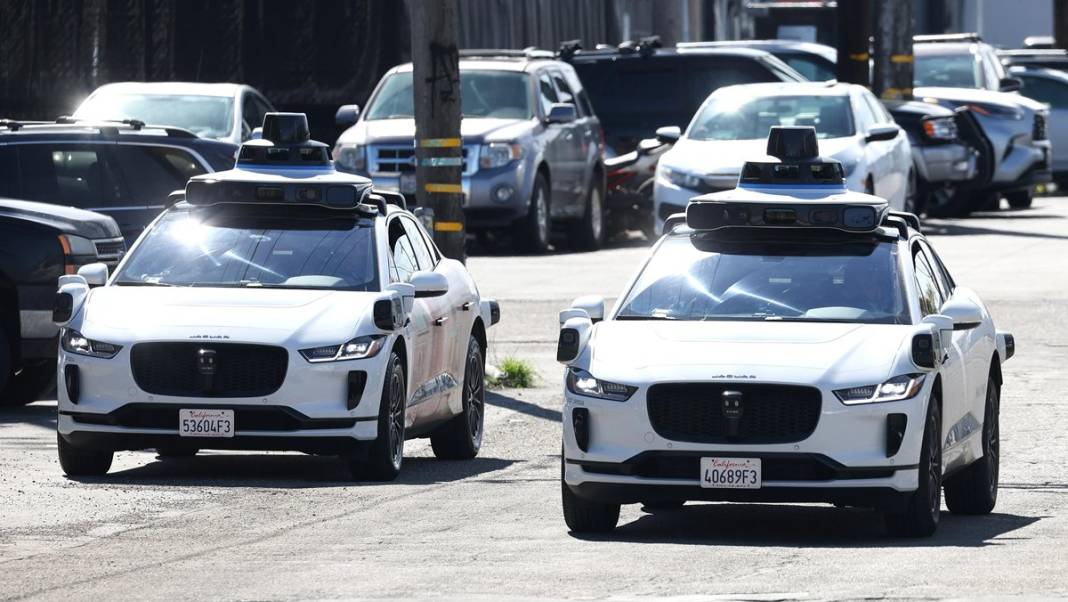 Kimse bunu öngörmemişti! Sürücüsüz araçlar bir anda yolda durup trafiği kilitledi, nedeni firmayı bile şaşırttı 4